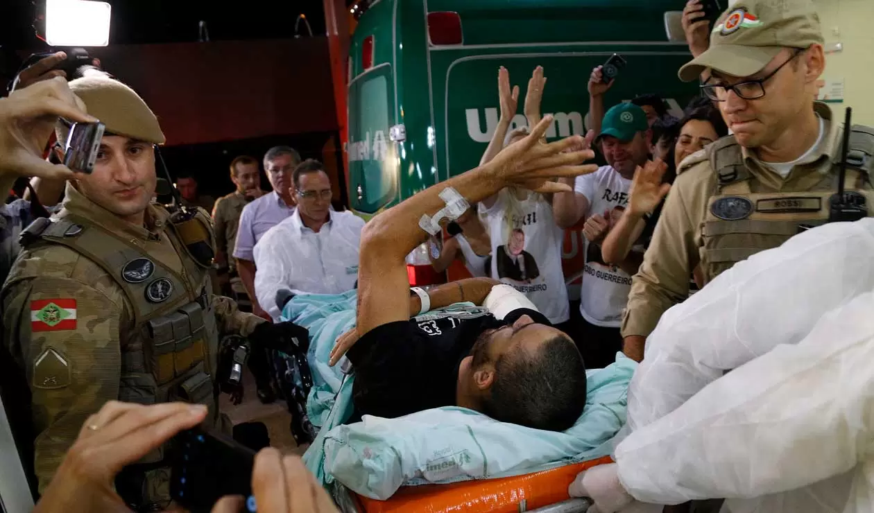 Alan Ruschel, atendido por los paramédicos a su arribo a Brasil