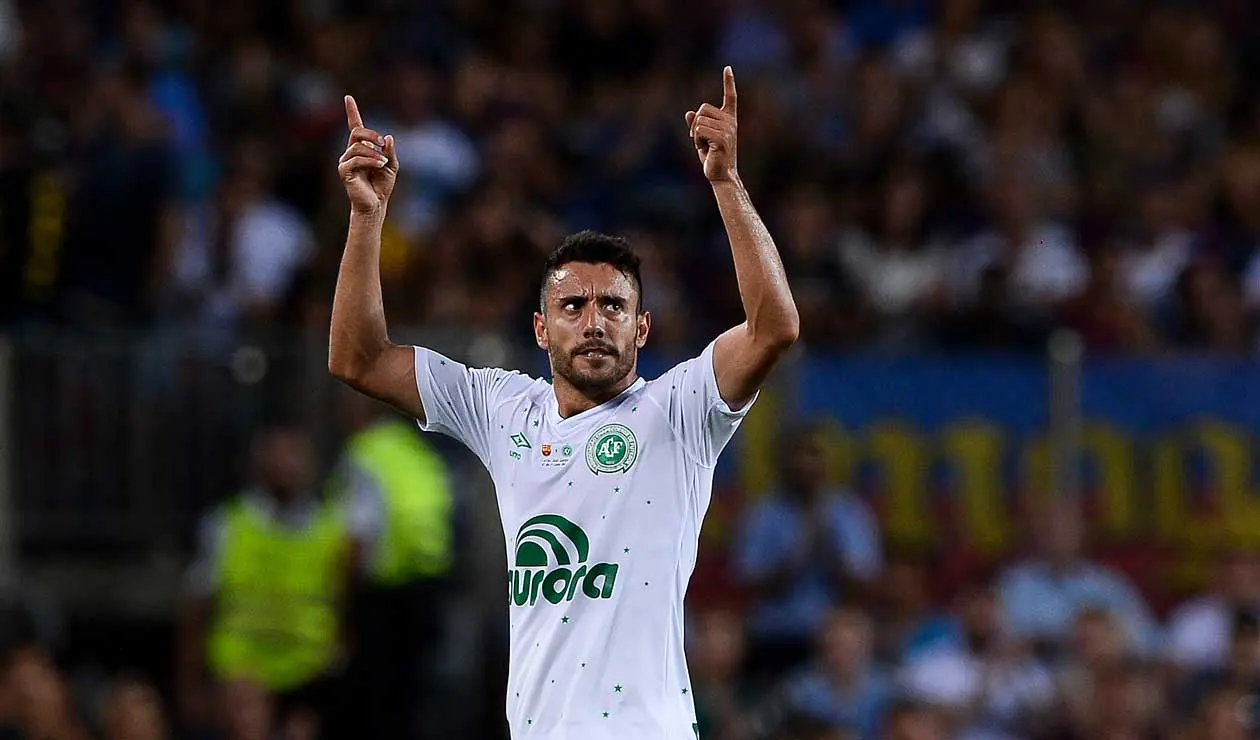 Alan Ruschel es homenajeado por los hinchas del Barcelona en el Torneo Joan Gamper