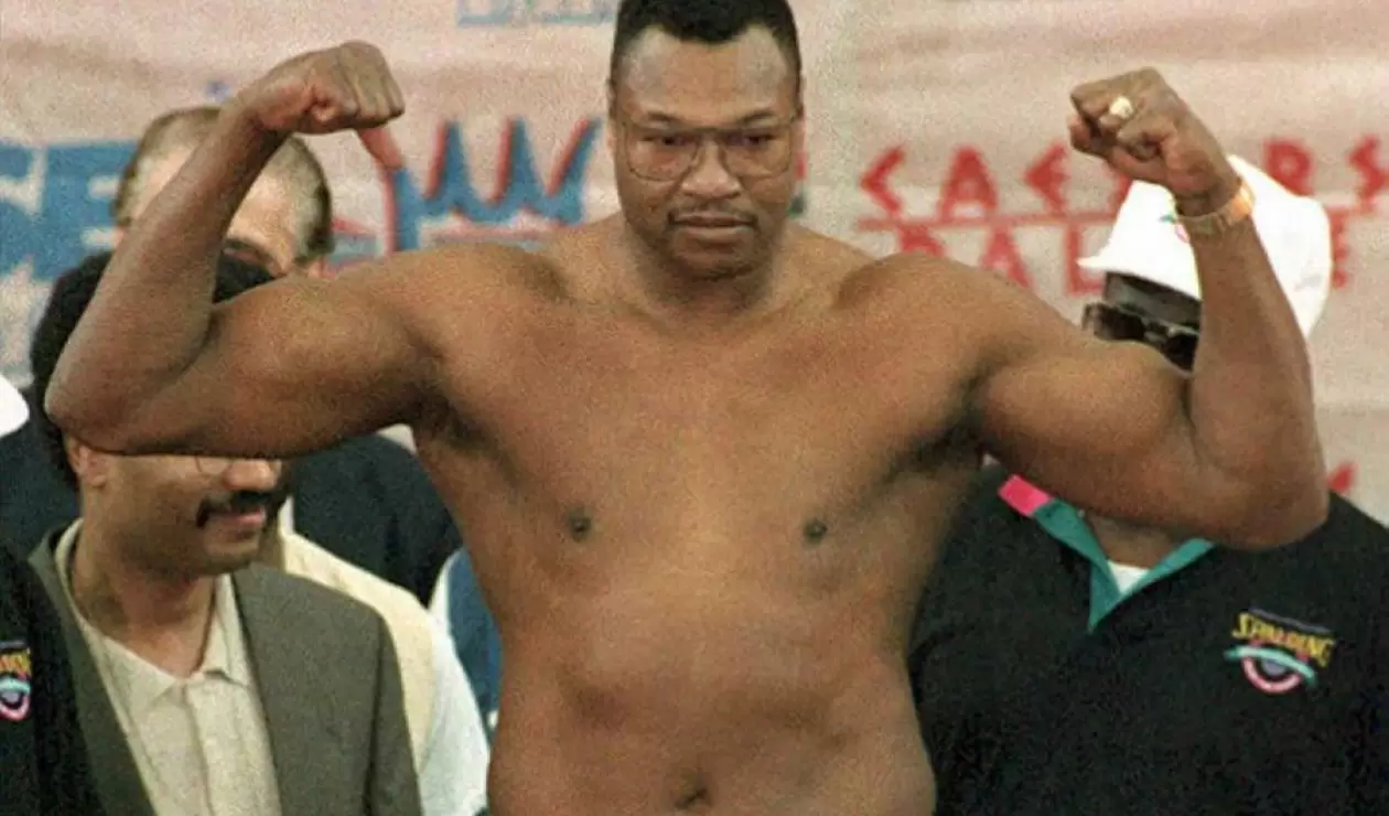 9. Larry Holmes. Nació el 3 de noviembre de 1949 en Cuthbert, Georgia (EE.UU.). Se retiró el 27 de julio de 2002. Tiene un récord: 69 victorias (44 knockouts), seis derrotas. Realizó 19 defensas. 
