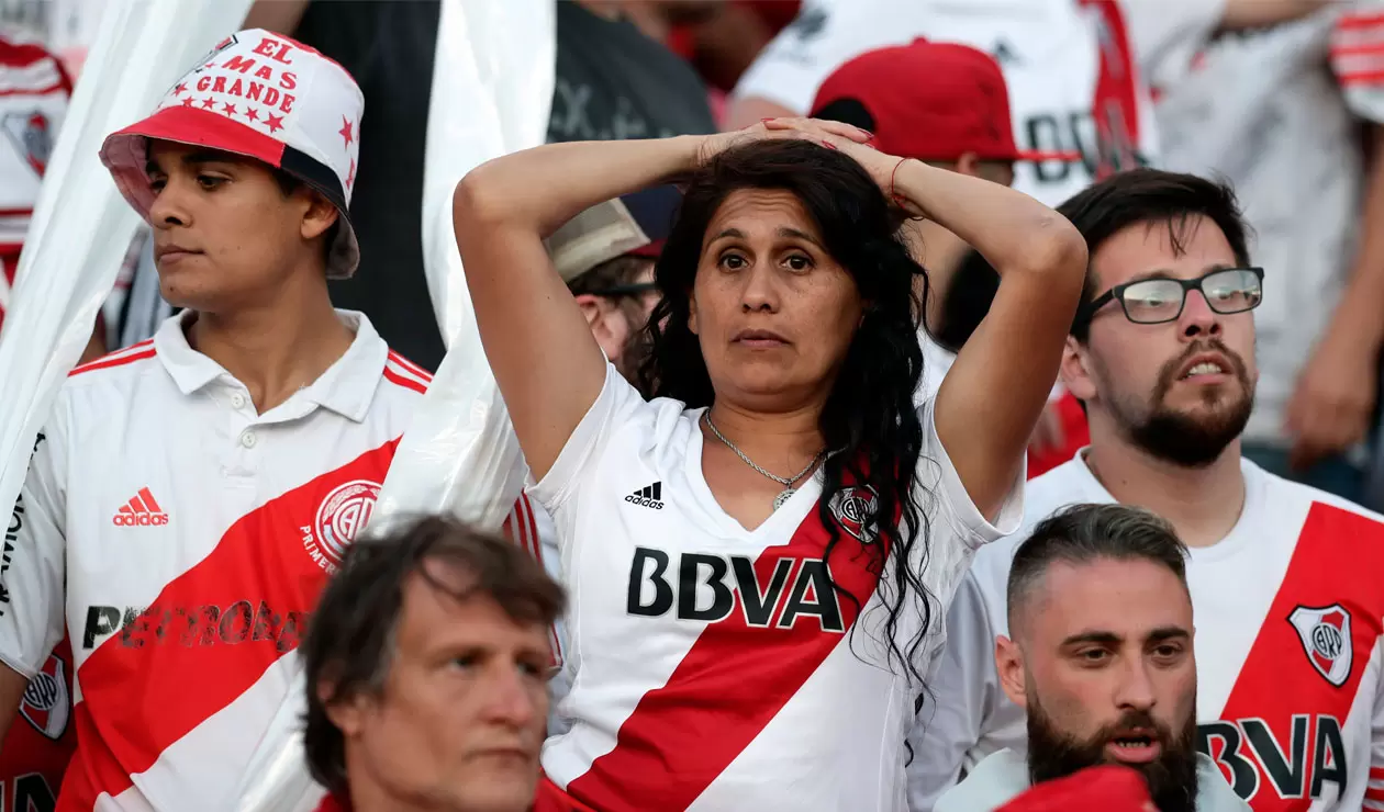 Hinchas de River Plate lugo de conocerse que la final de la Copa Libertadores sería suspendida