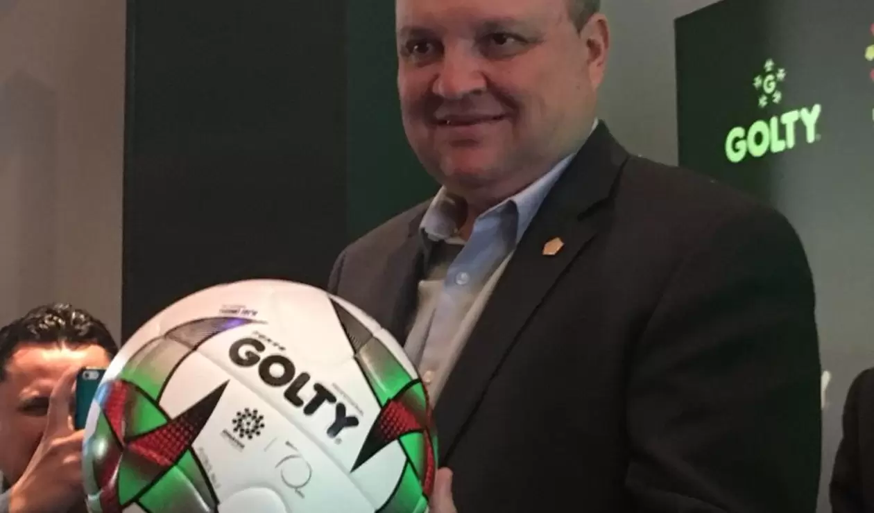 Jorge Enrique Vélez, presidente de la Dimayor, con el nuevo balón Golty para la Liga Águila 2019