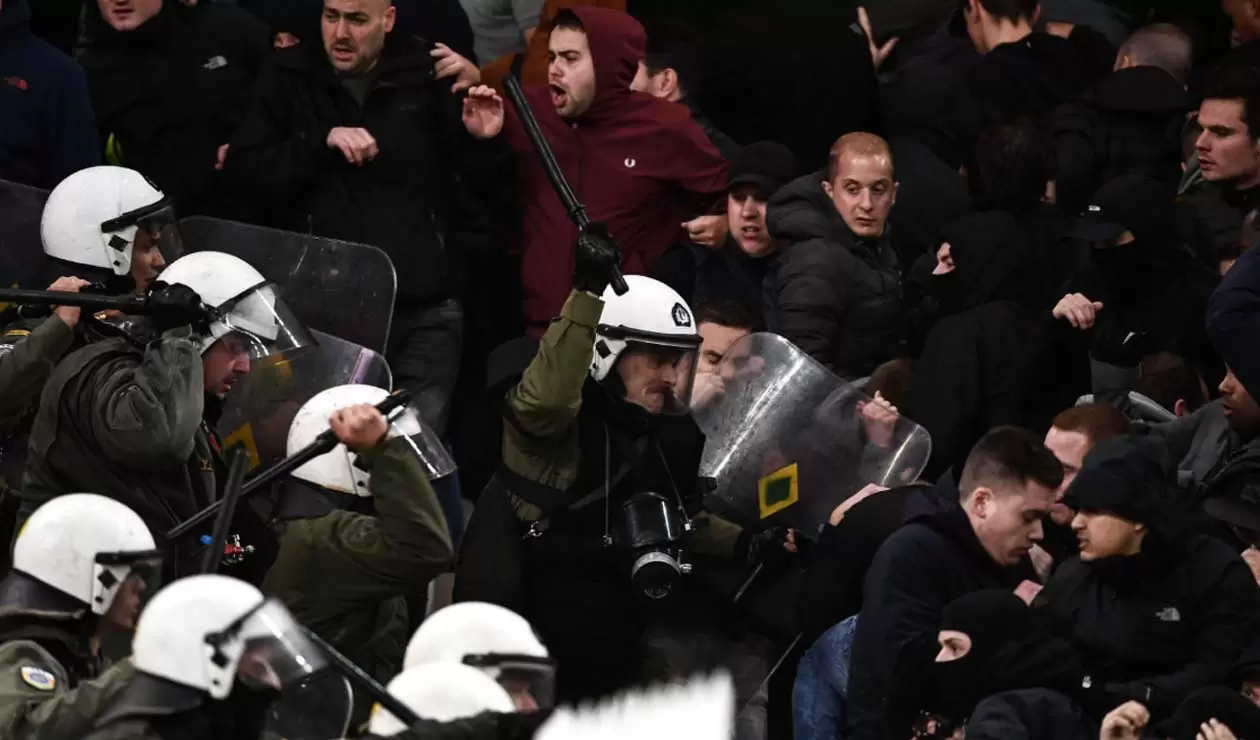 Enfrentamiento entre hinchas del Ajax y AEK deja tres policías y seis aficionados heridos