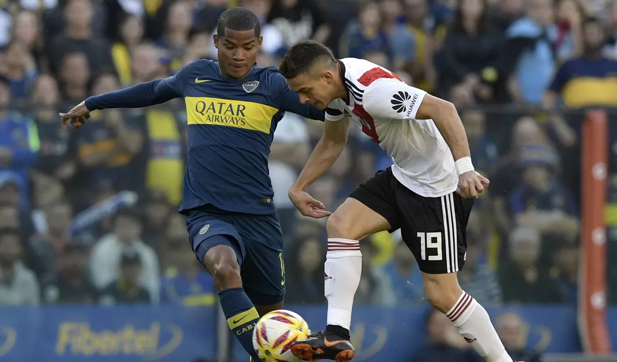 Wilmar Barrios, volante de marca de Boca Juniors, disputa un balón con Rafael Santos Borré