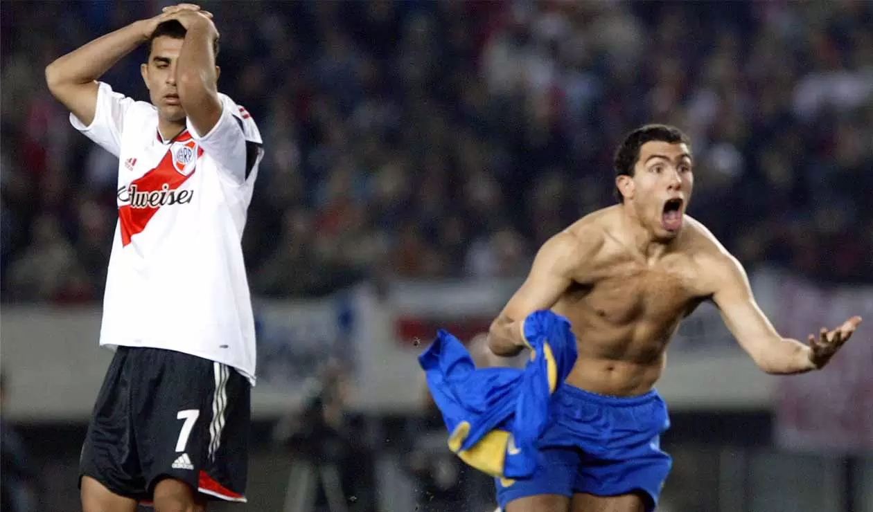Carlos Tévez hace como 'gallina' tras marcarle gol a River en las semifinales de la Libertadores de 2004