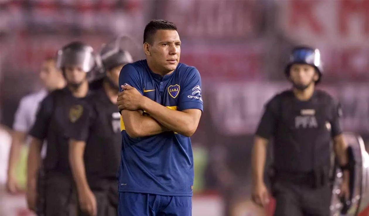 Andrés Chávez, jugador de Boca, provocando a la hinchada de River en la Sudamericana de 2014