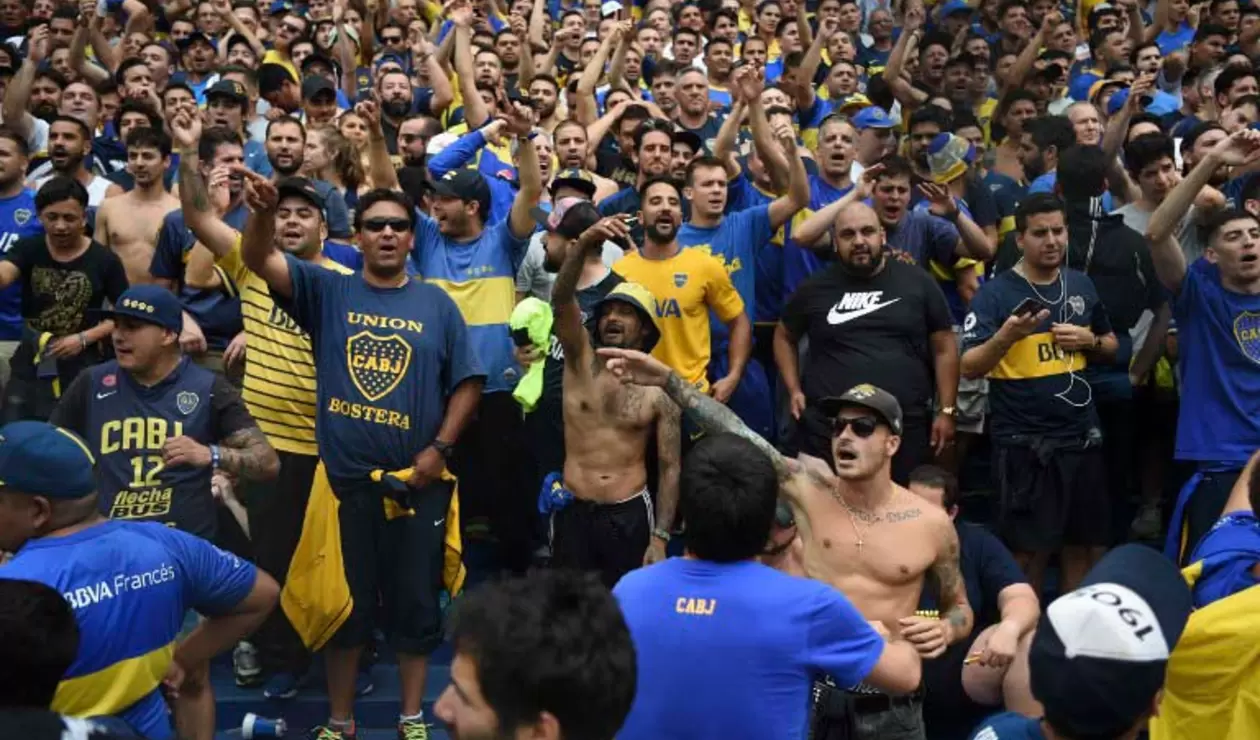 Hinchas de Boca en el Estadio La Bombonera, en Buenos Aires (Argentina)