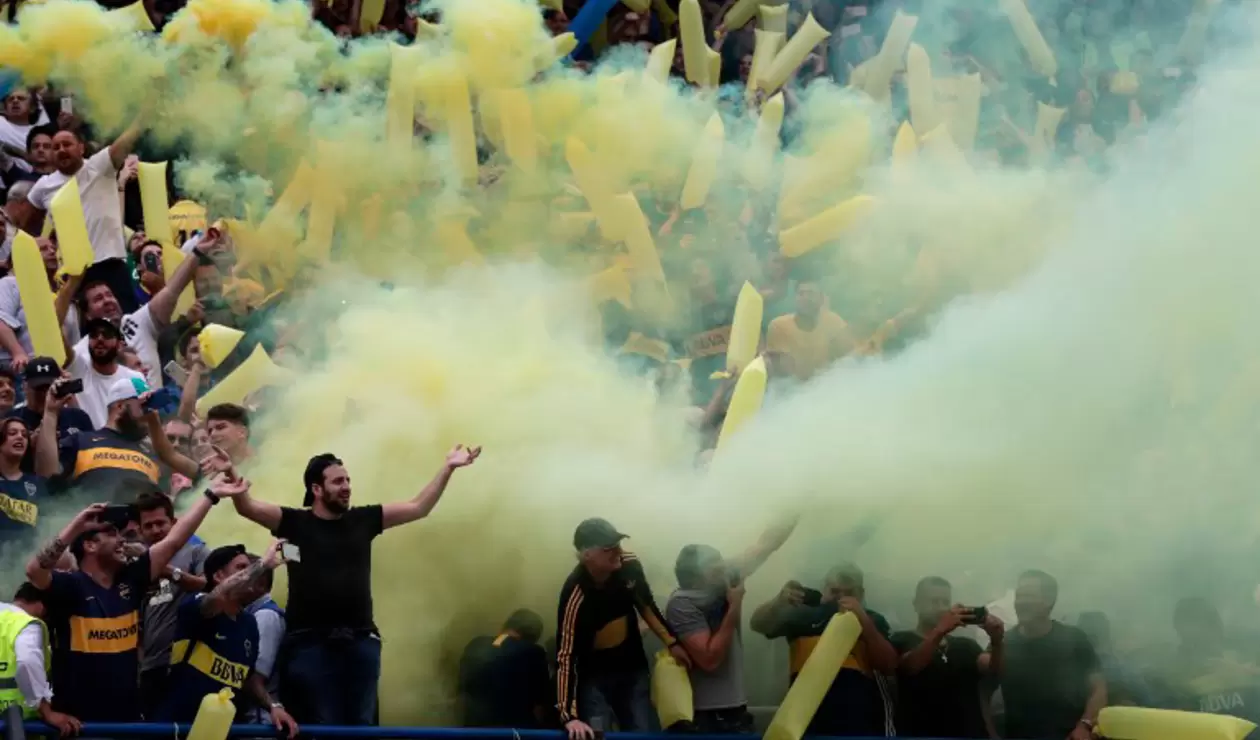 Hinchas de Boca en el Estadio La Bombonera, en Buenos Aires (Argentina)