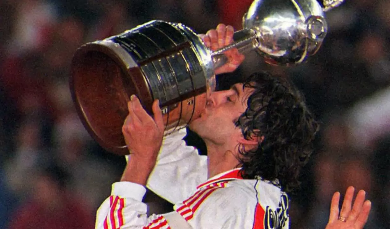 1. Enzo Francescoli. El uruguayo que llegó al club desde Wanderers en 1983 y volvió en 1994 con el propósito de levantar la Copa Libertadores: cumplió ese sueño en 1996. Además, ganó cinco títulos locales y la Supercopa de 1997. 