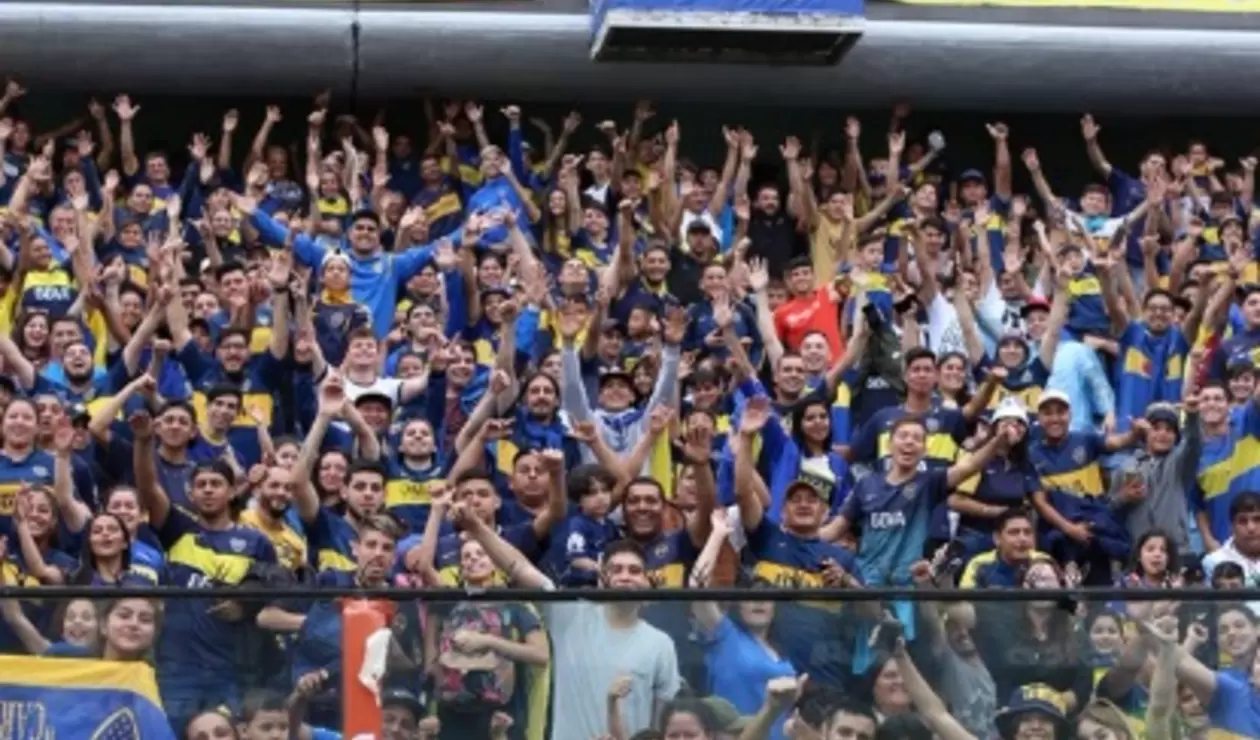 Cientos de aficionados se acercaron a ver a su equipo previo al partido contra River Plate.