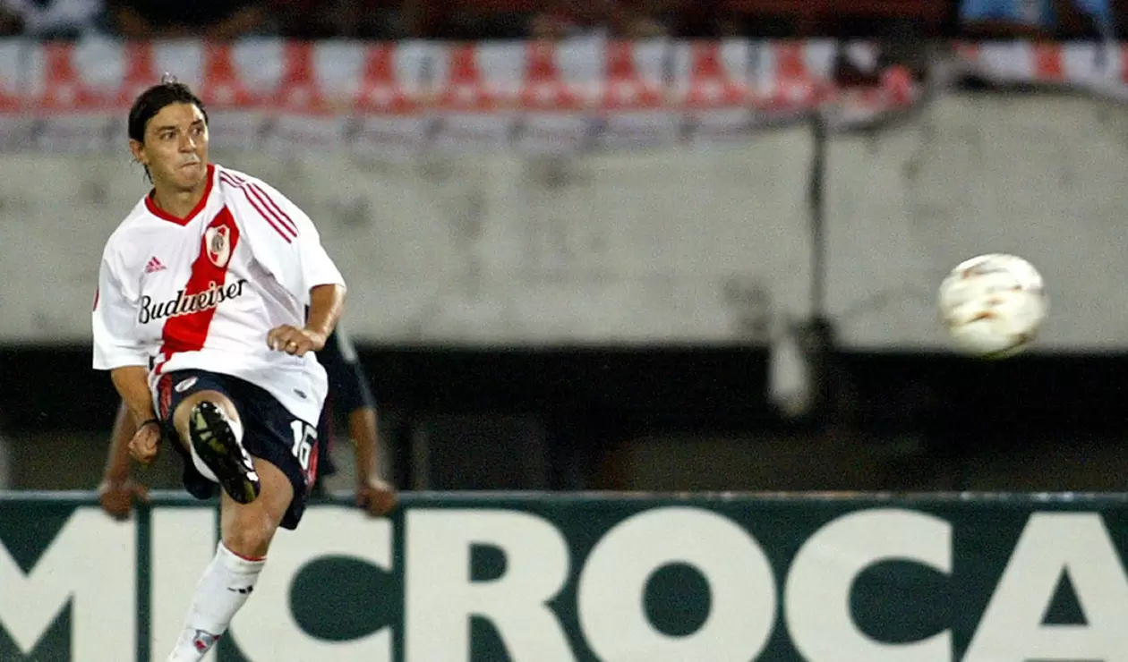 8. Marcelo Gallardo. Debutó en primera en 1993 con Passarella y jugó hasta 1999. En su pasó por el equipo millonario obtuvo cinco títulos locales, la Copa Libertadores del 1996 y la Supercopa 1997.