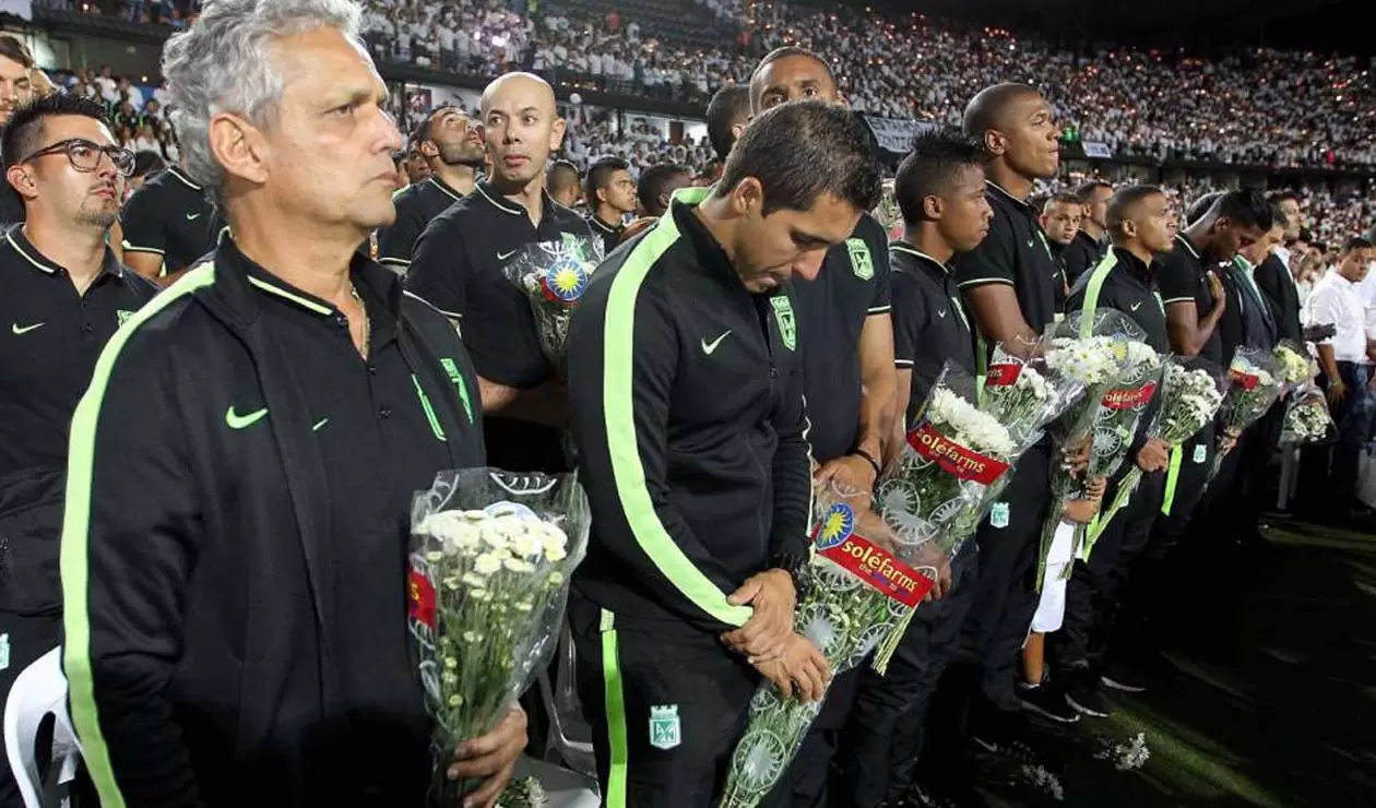 Cuerpo técnico y jugadores de Nacional homenajeando al Chapecoense