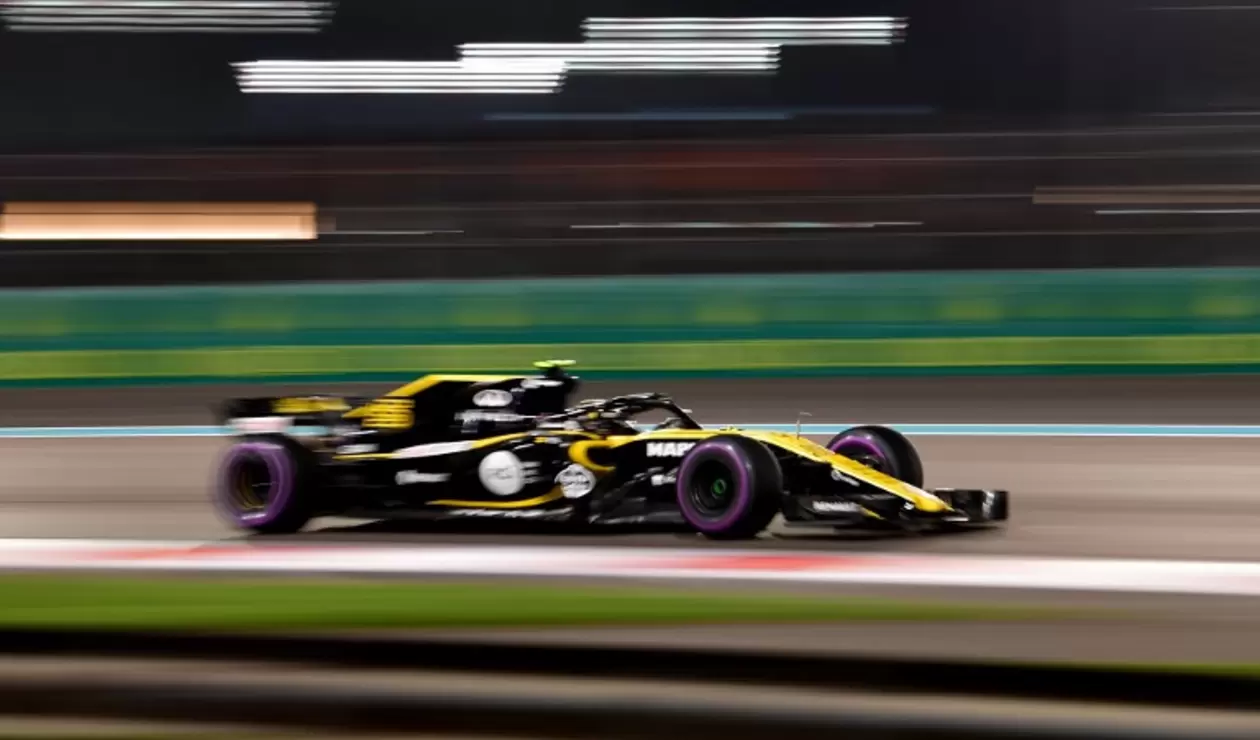 Sainz da 150 vueltas en su debut con McLaren; Leclerc domina la sesión