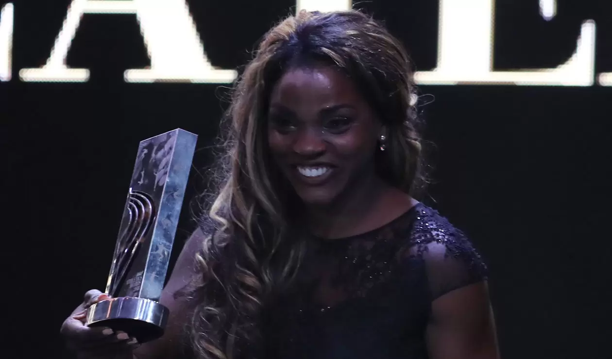 Caterine Ibargüen 2018 exhibiendo el galardón como mejor atleta del año por la IAAF