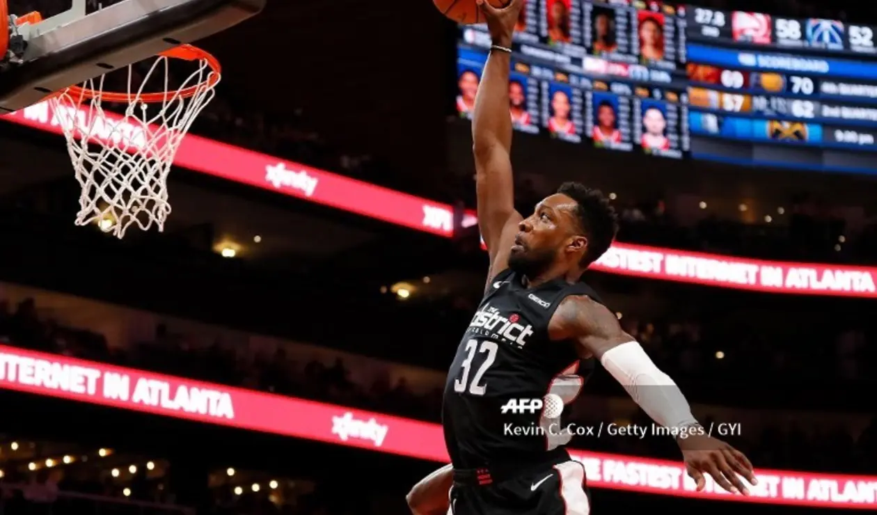 Collins y Hawks superan 118-110 a Wizards en duelo de equipos perdedores