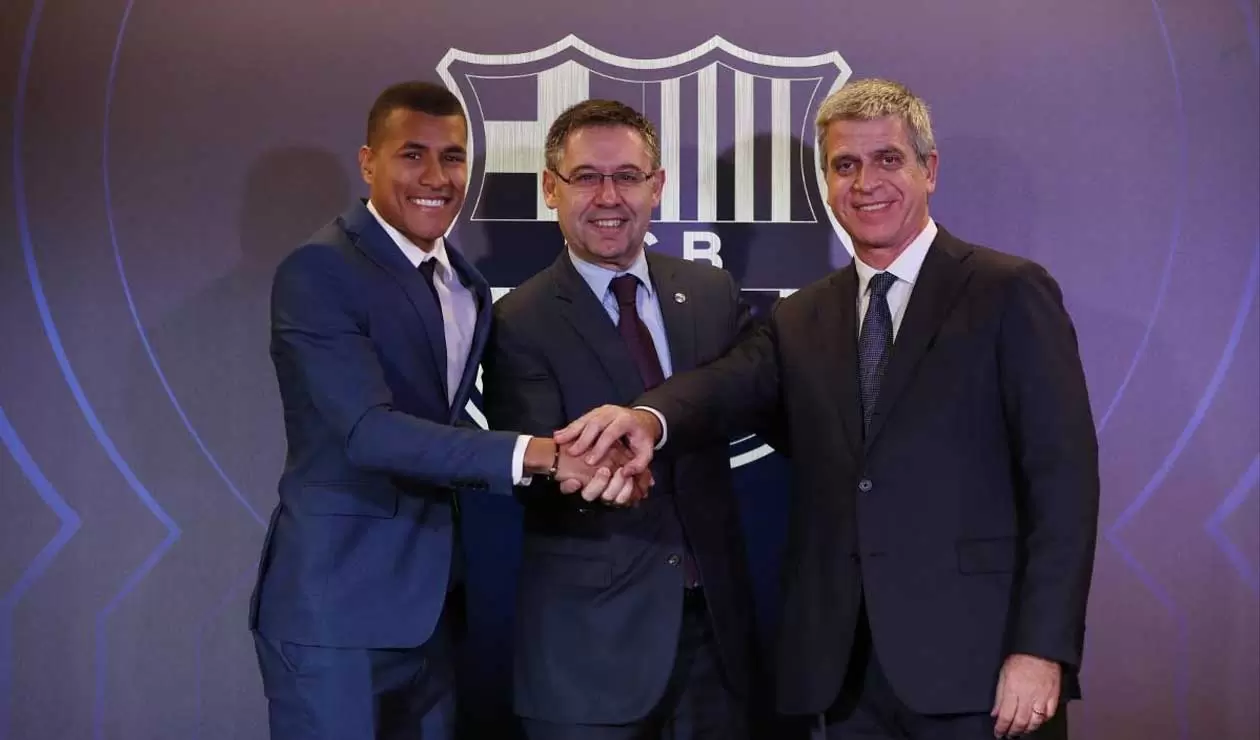 Jeison, junto a dirigentes del Barcelona tras firmar el contrato con el club 'culé'