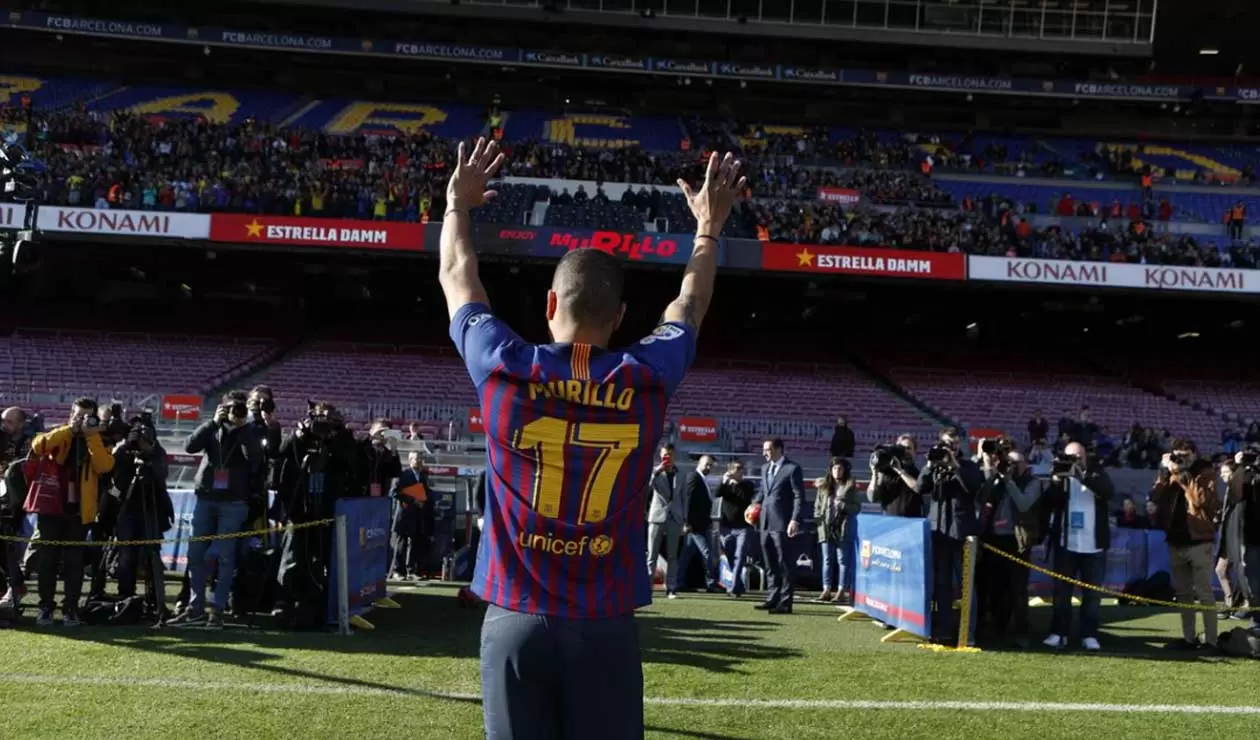Murillo saludando a los colombianos e hinchas del Barcelona que estaban presentes