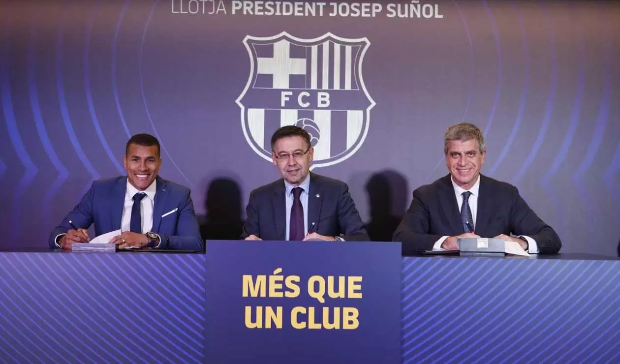 Murillo firmando el contrato con el FC Barcelona