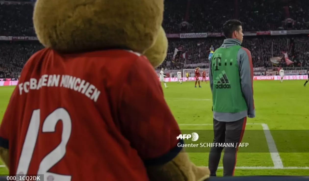 James Rodríguez ve un partido del Bayern con la mascota del equipo bávaro