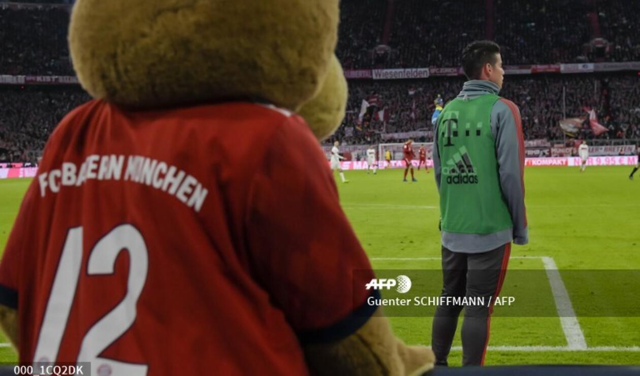 James Rodríguez ve un partido del Bayern con la mascota del equipo bávaro