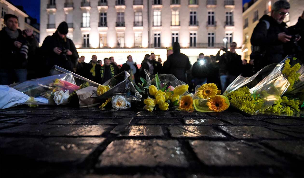 Simpatizantes del Nantes depositan flores tras anunciarse que el avión donde viajaba el delantero argentino Emiliano Sala volaba desapareció