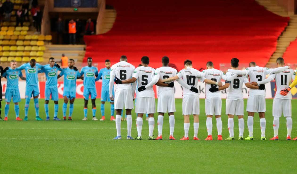 Jugadores del Mónaco y Metz recuerdan a Emiliano Sala en un partido de la Copa de Francia