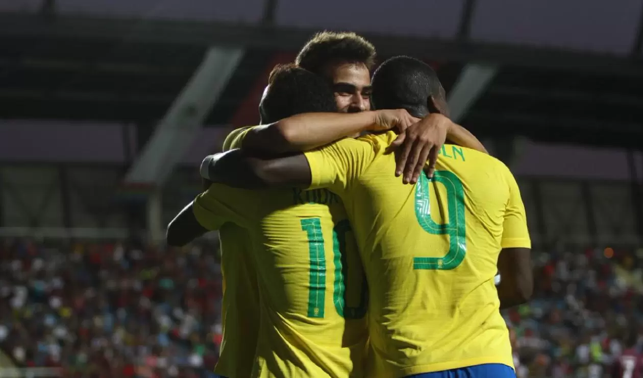 Jugadores de Brasil celebrando un gol