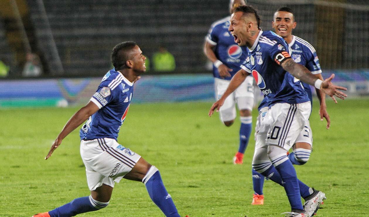 Juan Camilo Salazar, jugador de Millonarios celebrando un gol con 'Caracho' Domínguez