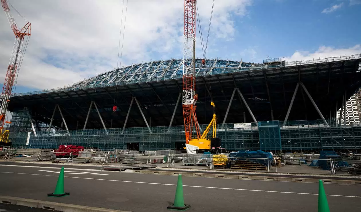 Esta imagen muestra una vista del Centro de Gimnasia Ariake en construcción, sede de la gimnasia en los Juegos Olímpicos de Tokio 2020