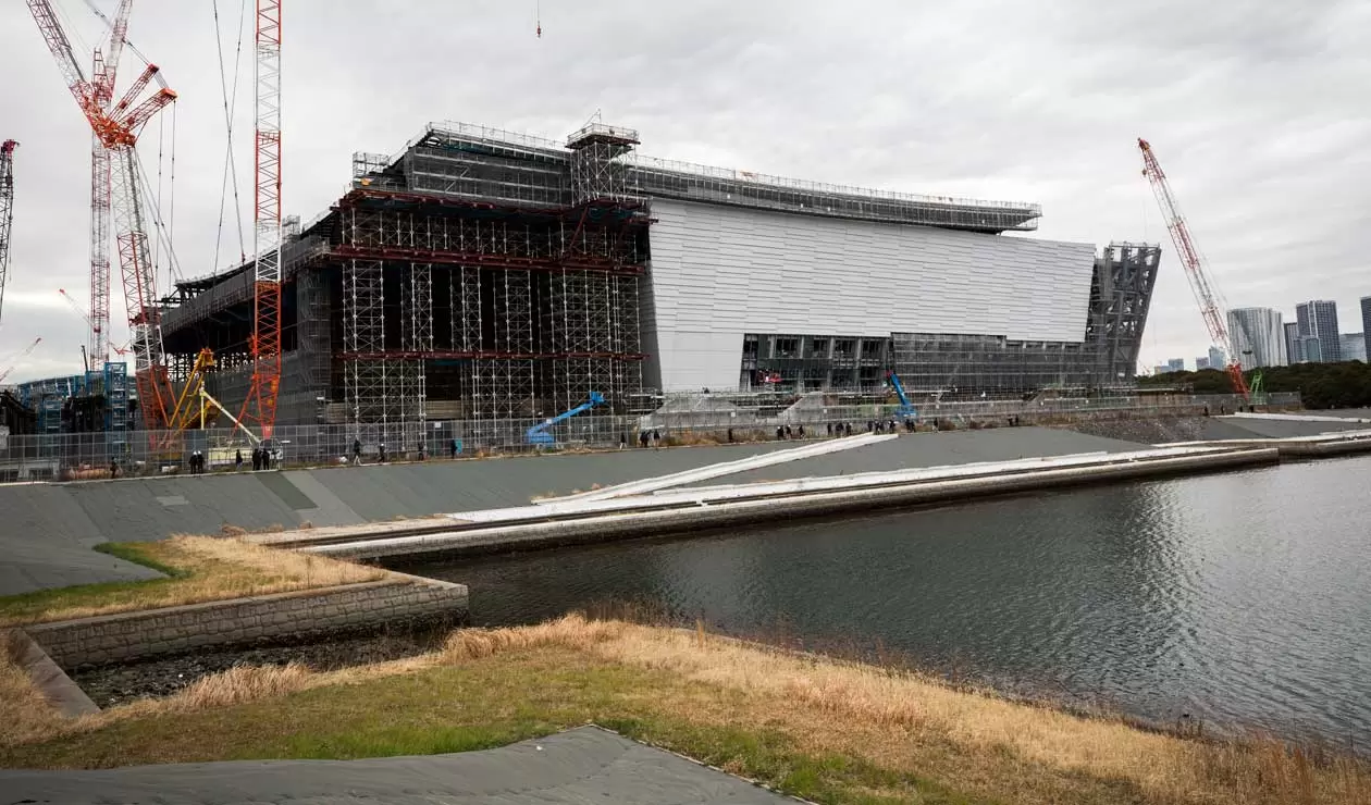 Esta imagen muestra una vista de la construcción del Centro Acuático Olímpico, sede de la natación, el buceo y la natación artística en los Juegos Olímpicos de Tokio 2020 