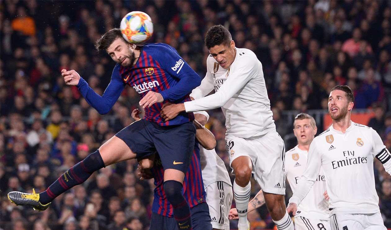Gerard Piqué ante la presión de Raphael Varane durante la semifinal de Copa del Rey entre Barcelona y Real Madrid