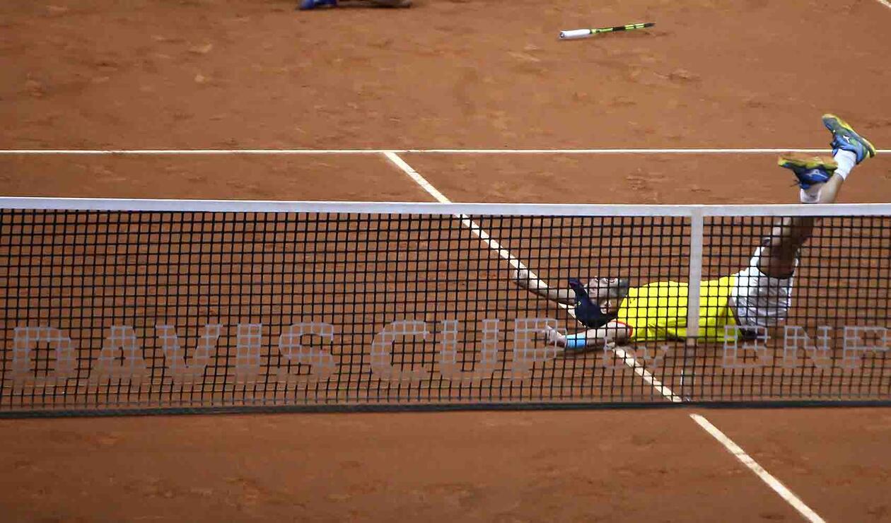 Juan Sebastián Cabal celebrando la clasificación en la Copa Davis