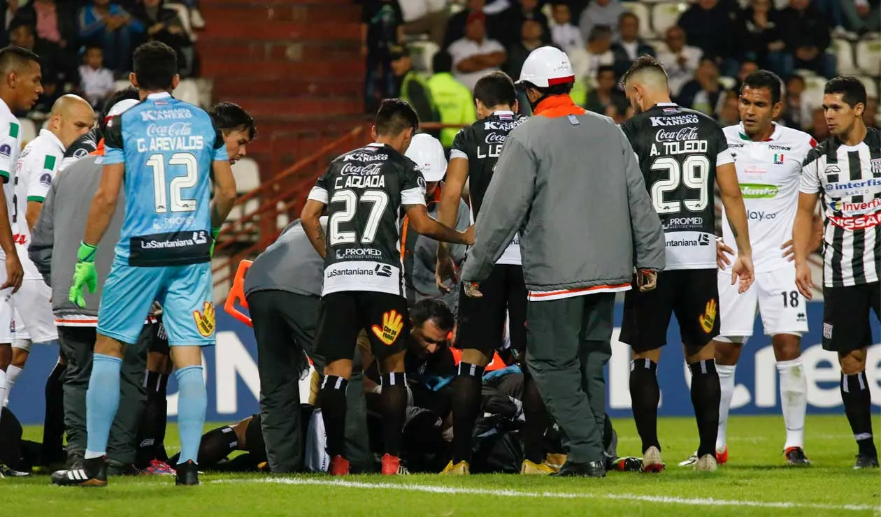 Momento en el que es atendido Jorge Luis Aguilar es atendido por el médico del Once Caldas