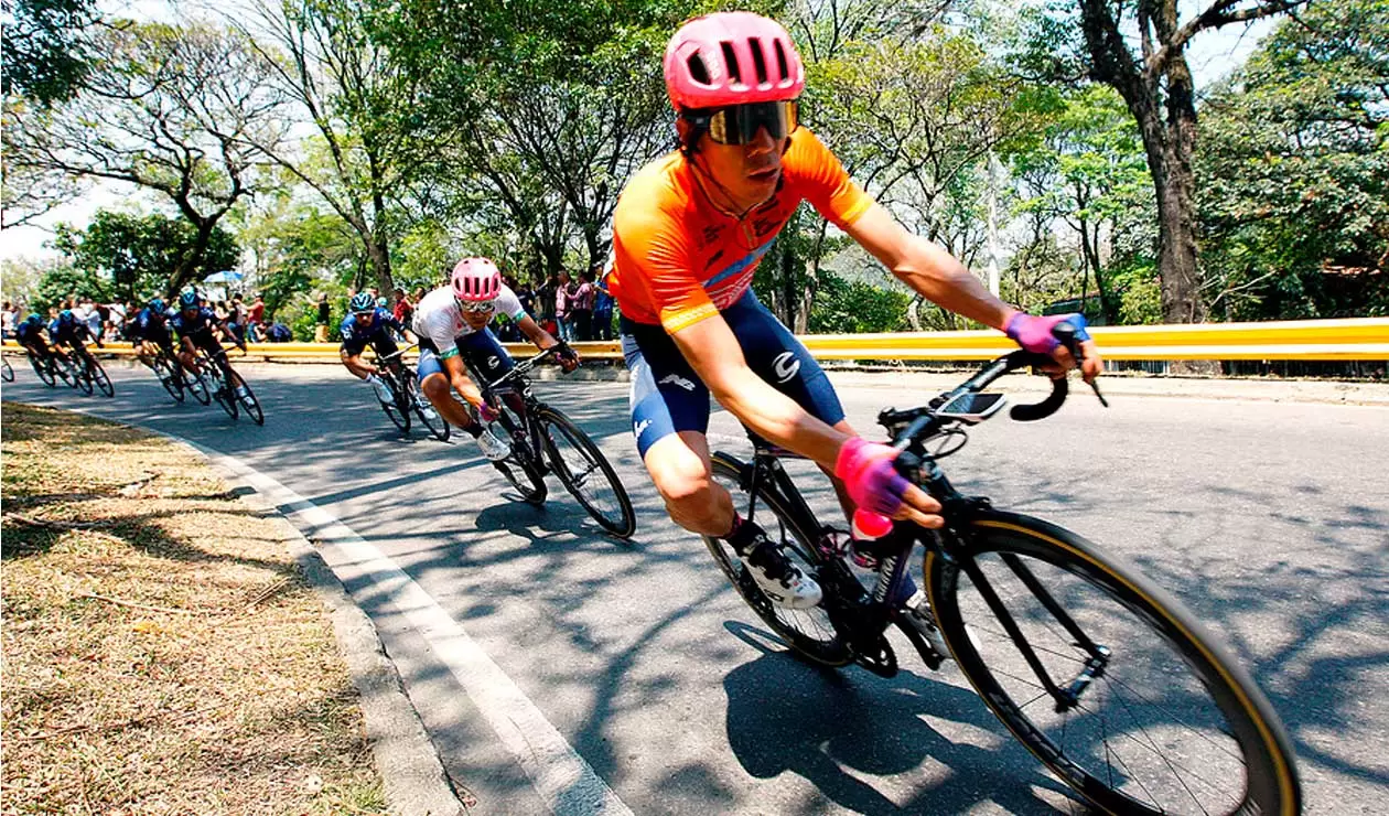 Rigoberto Urán en una de las curvas de la cuarta etapa del Tour Colombia.