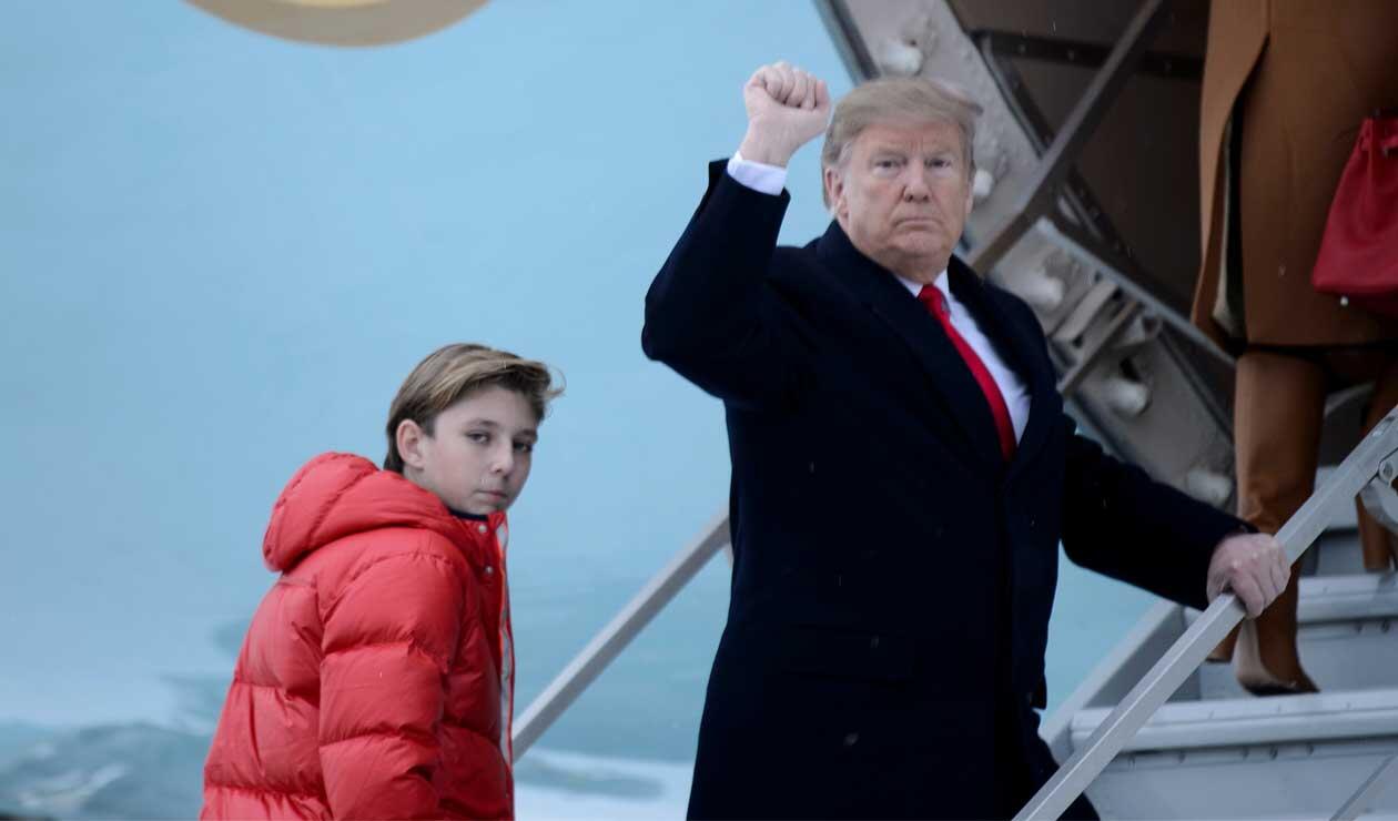 Donald Trump junto a su hijo Barron en la víspera del Super Bowl
