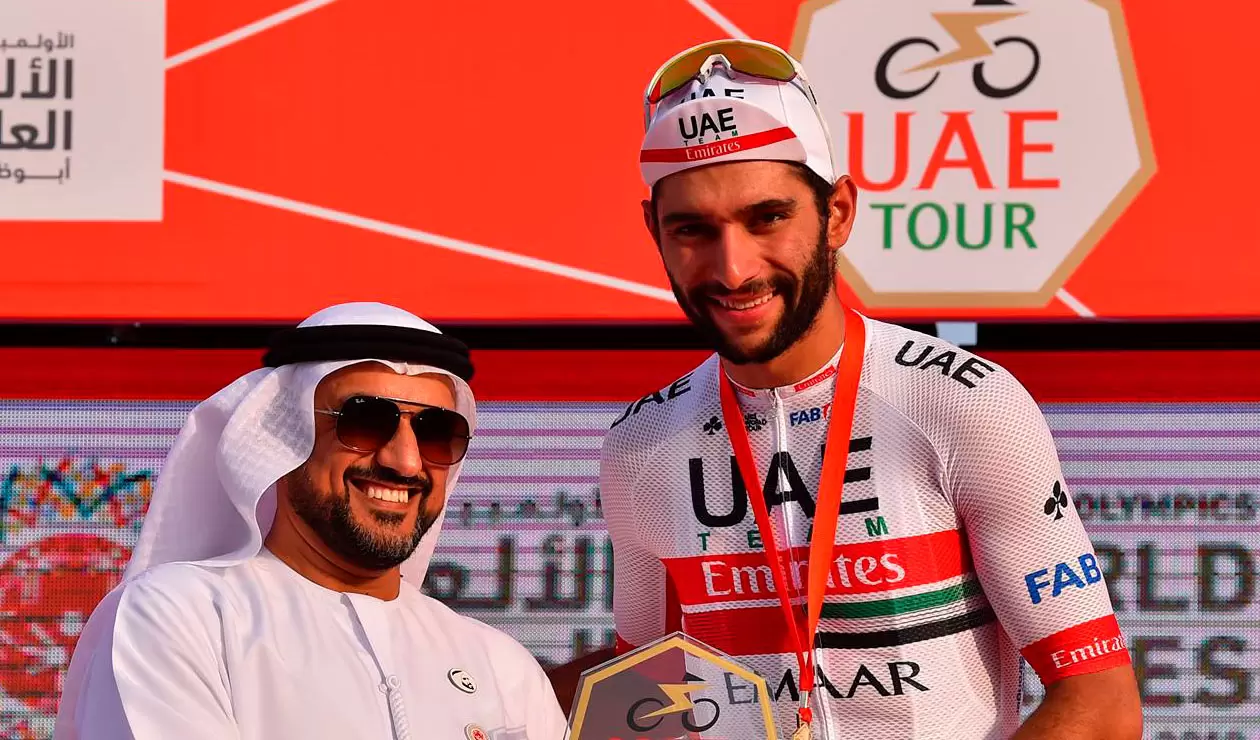 Fernando Gaviria luego de ganar la segunda etapa en el Tour de los Emiratos Árabes