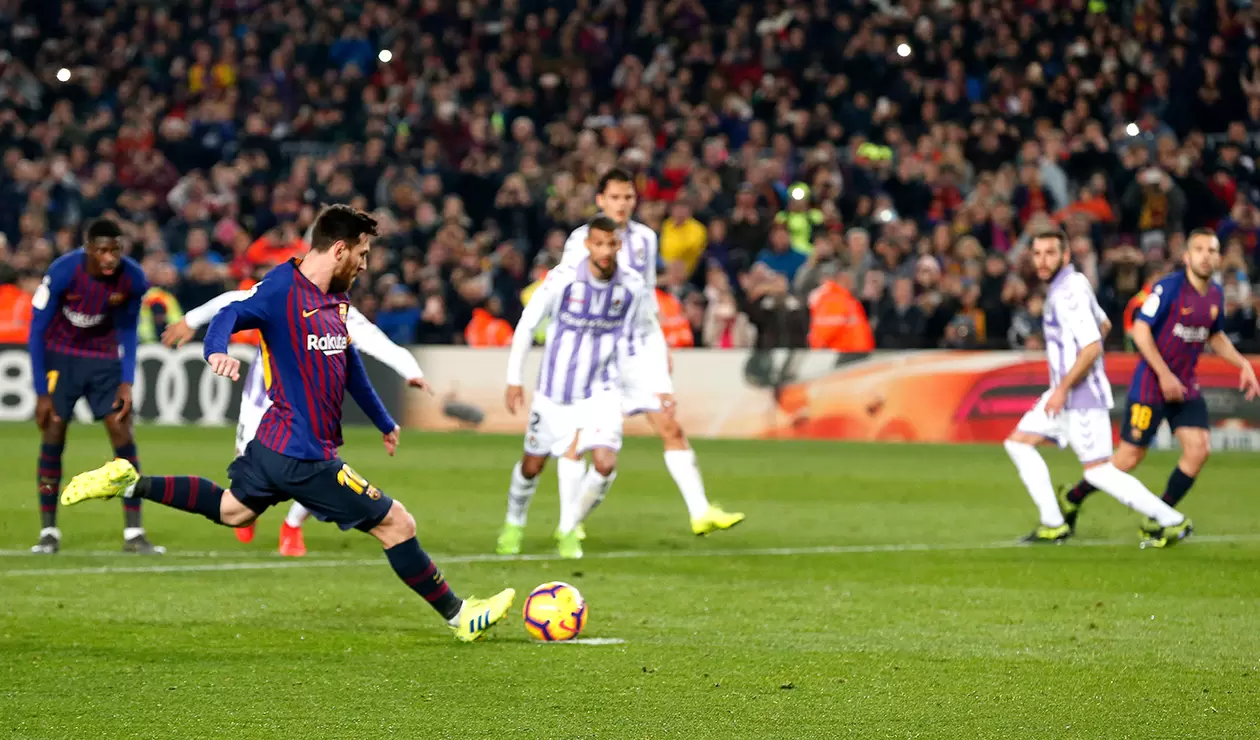 Lionel Messi anotándole de penal a Valladolid
