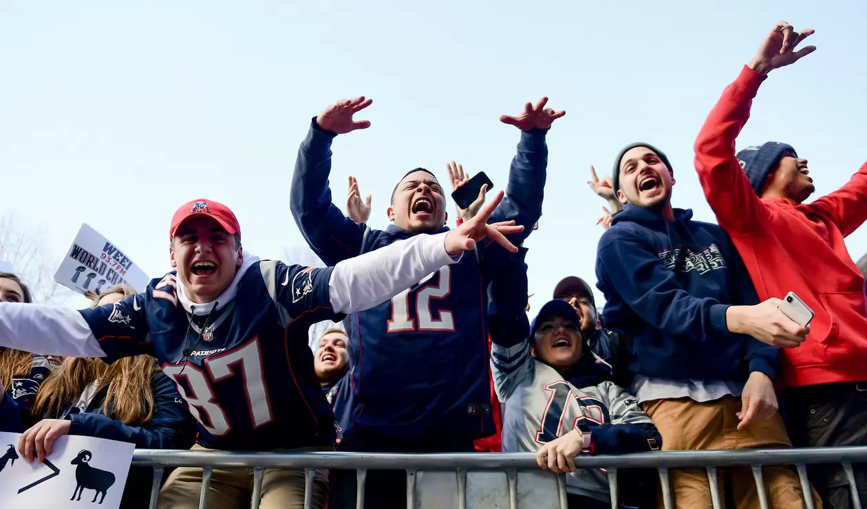 Cientos de fanáticos de los Patriots celebraron su sexto título nacional.