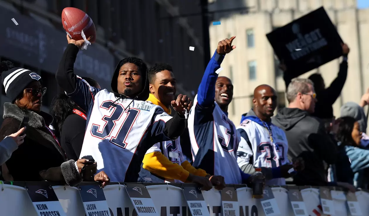 Jonathan Jones, uno de los jugadores de los Patriots de Nueva Inglaterra sostuvo un balón de fútbol americano mientras celebraba con los seguidores. 