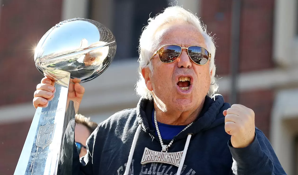 Robert Kraft, propietario de los Patriots celebró el nuevo título del equipo luego de vencer a Los Angeles Rams en Atlanta.