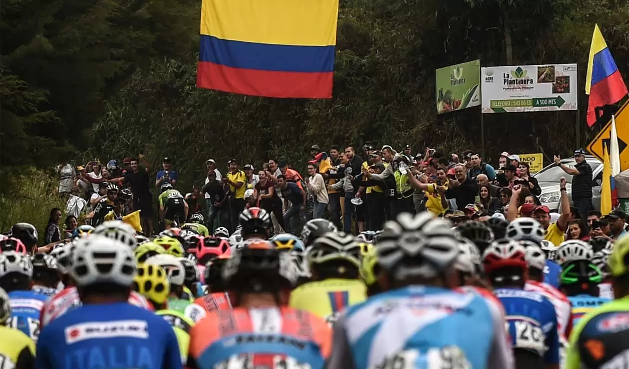 Los corredores durante la segunda etapa del Tour Colombia 