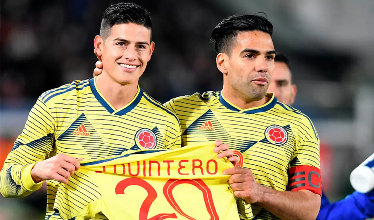Falcao y James recuerdan a Juan Fernando Quintero durante el gol de Colombia ante Japón.
