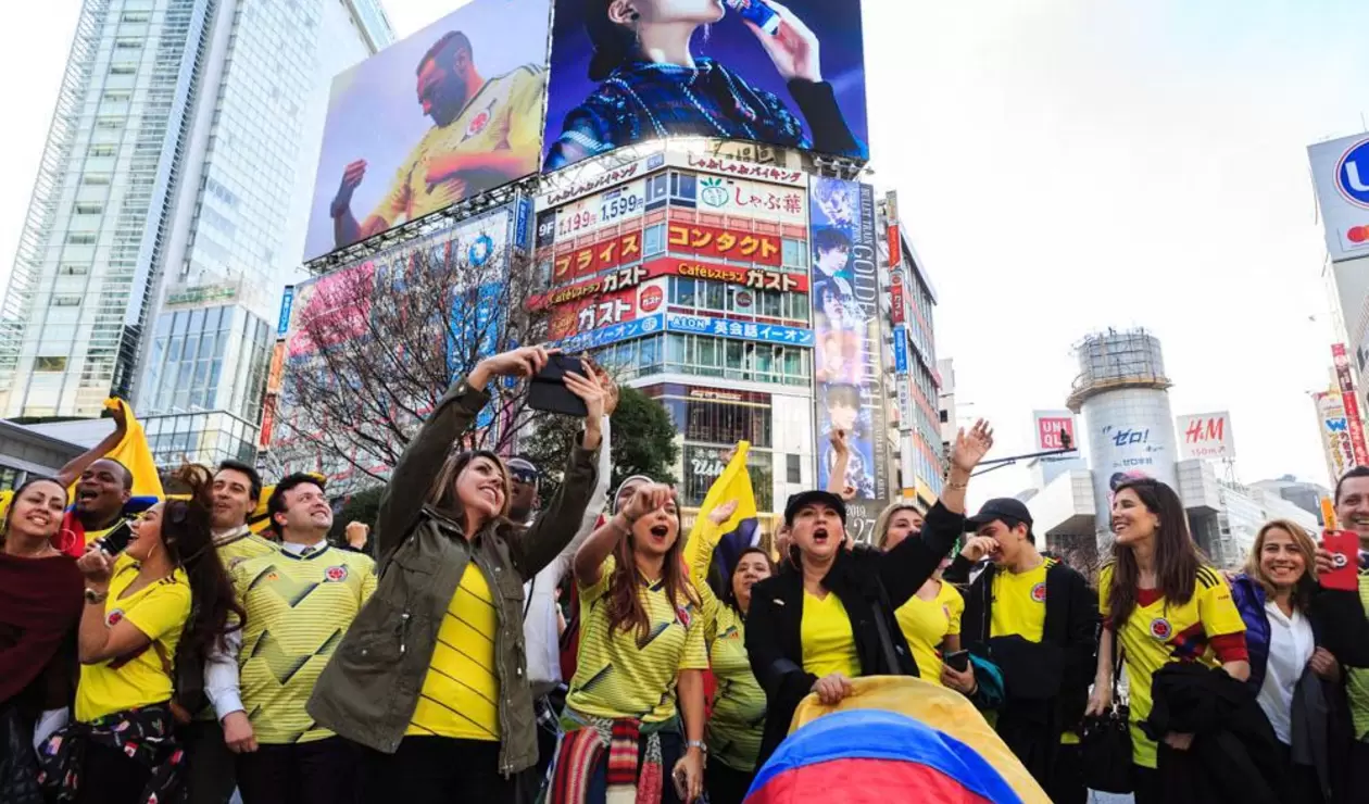 Colombianos en el Times Square de Japón en la presentación de la camiseta de la Selección Colombia