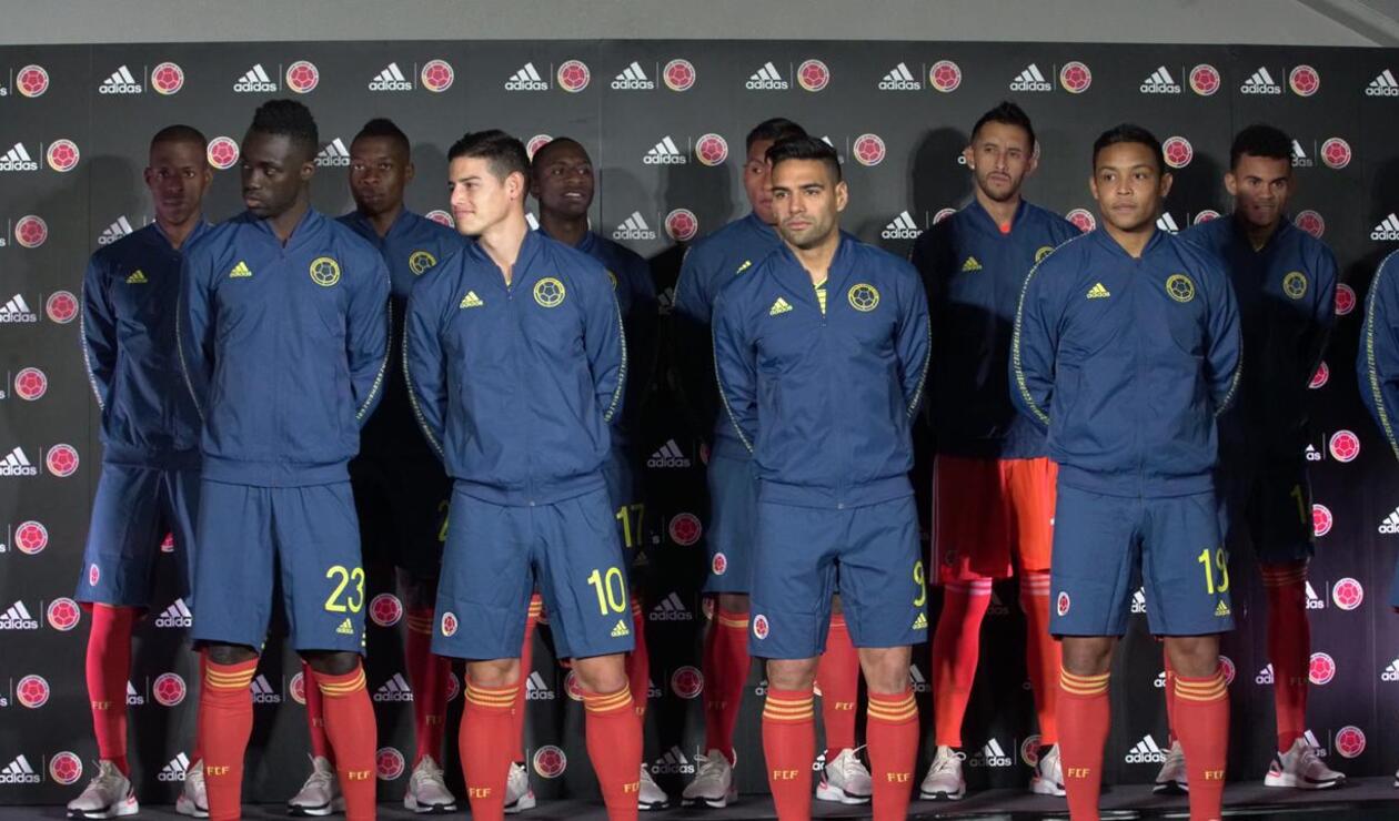 La Selección Colombia portando la nueva indumentaria