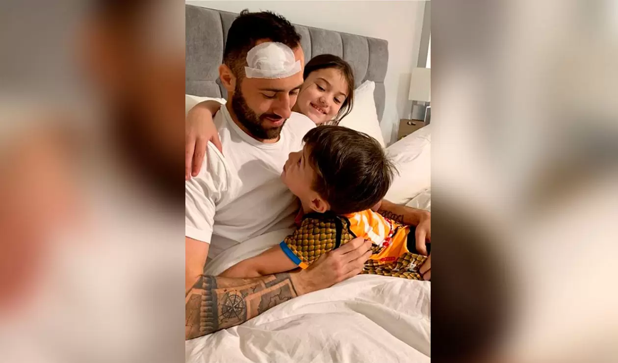 David Ospina al lado de sus hijos, tras ser dado de alta en el hospital