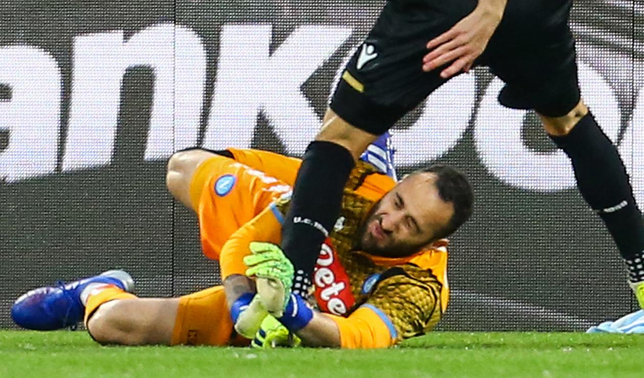 Momento en que David Ospina choca con Ignacio Pussetto, en el Nápoli vs Udinese, en la ciudad de Nápoles, en Italia