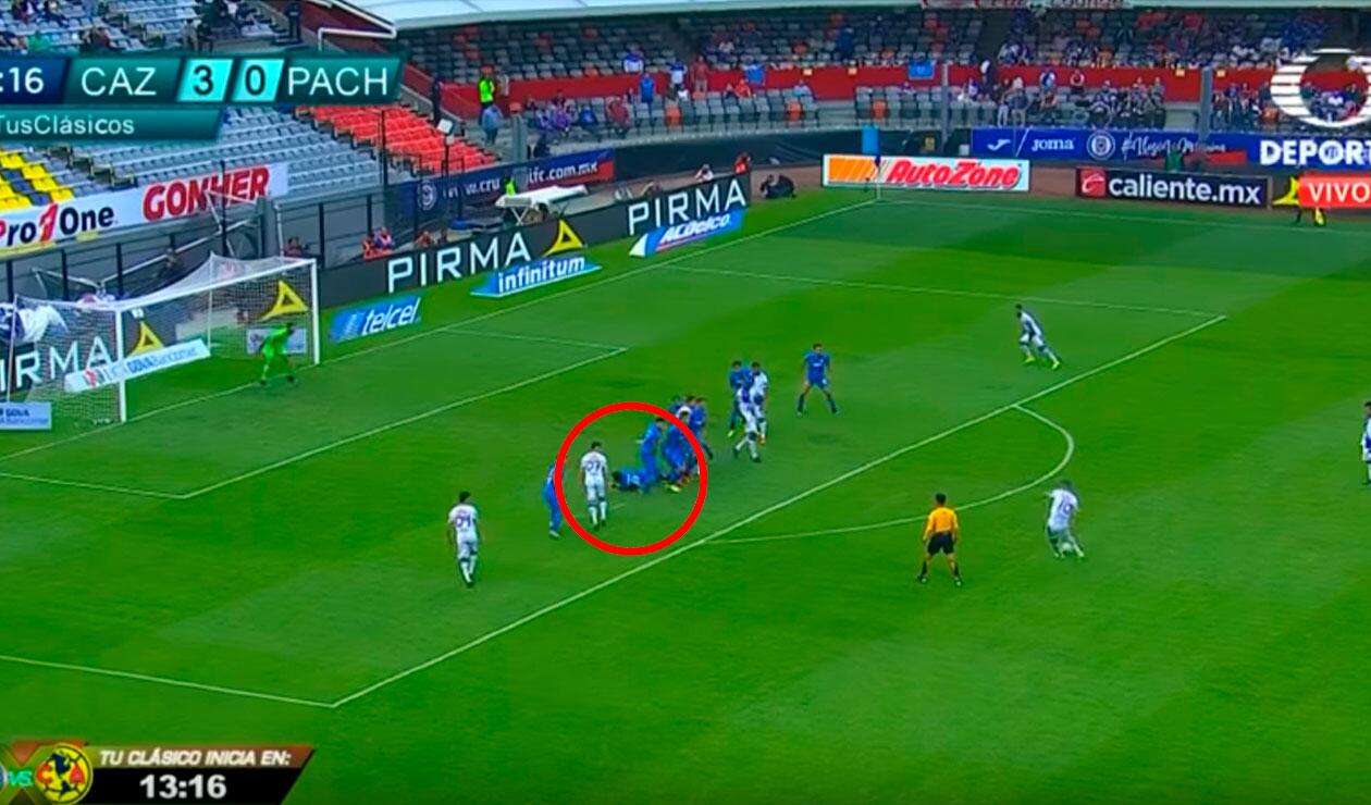 Edwin Cardona al momento del disparo parta el gol de Pachuca ante Cruz Azul