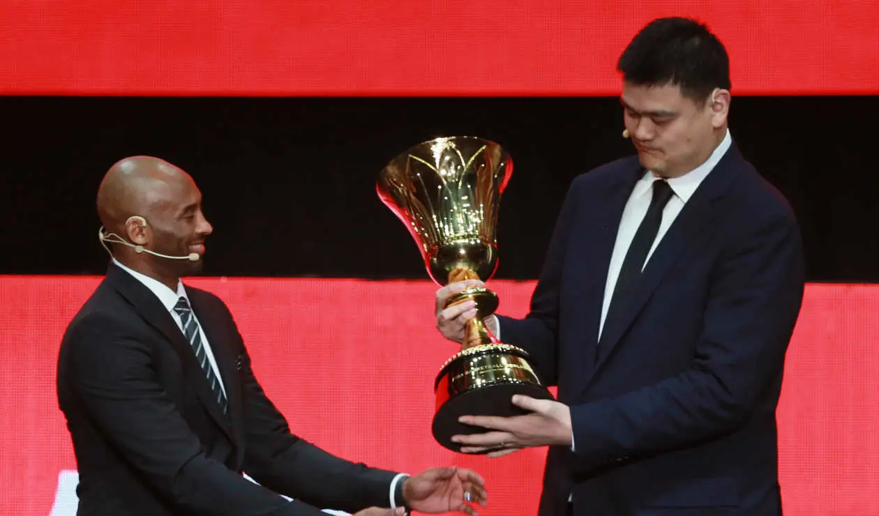Kobe Bryant y Yao Ming,