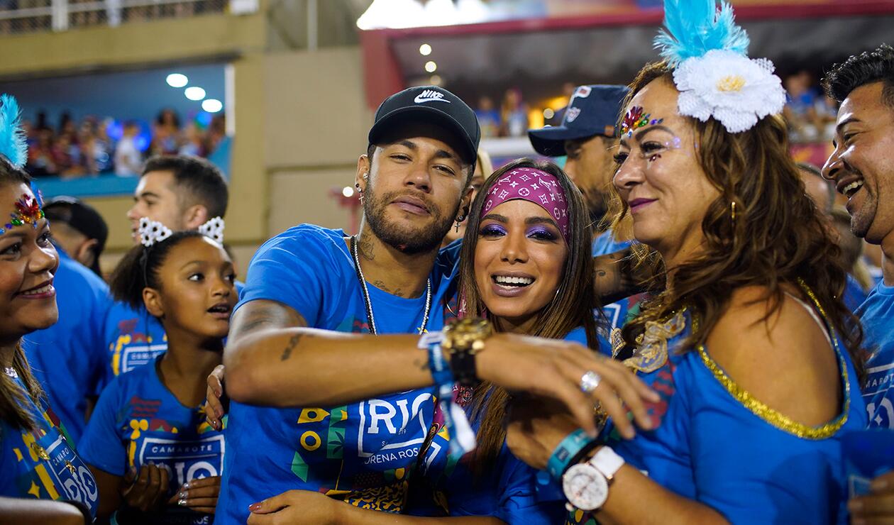 Neymar junto a su madre y la cantante funk Anitta en el Sambódromo de Río de Janeiro, en Brasil