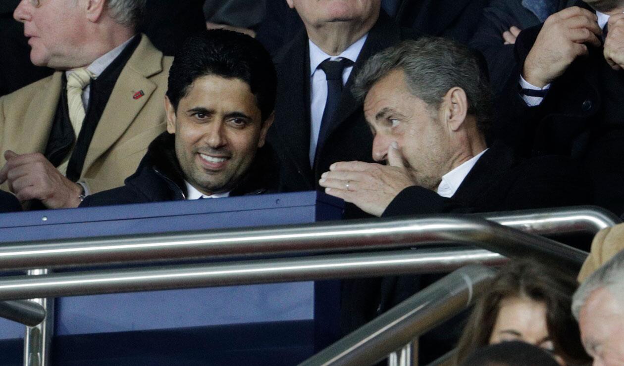 Nasser Al-Khelaifi, presidente del PSG, junto a Nicolas Sarkozy en el partido ante Manchester United.