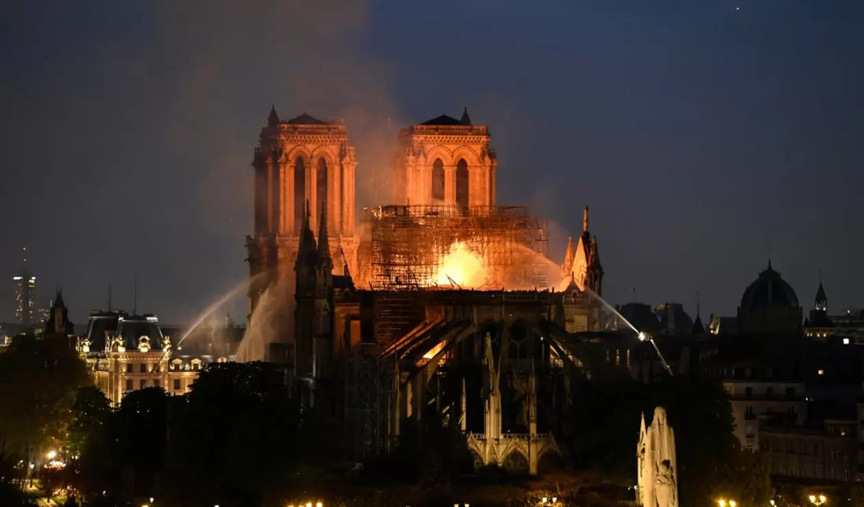 La Catedral de Notre-Dame en llamas